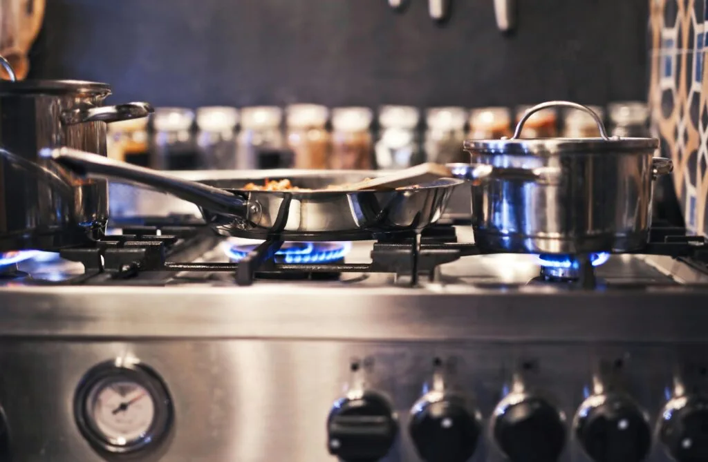 عرض تفصيلي لأحد عيوب بوتاجاز i cook مثل ضعف توزيع الحرارة أو مشاكل في التشغيل